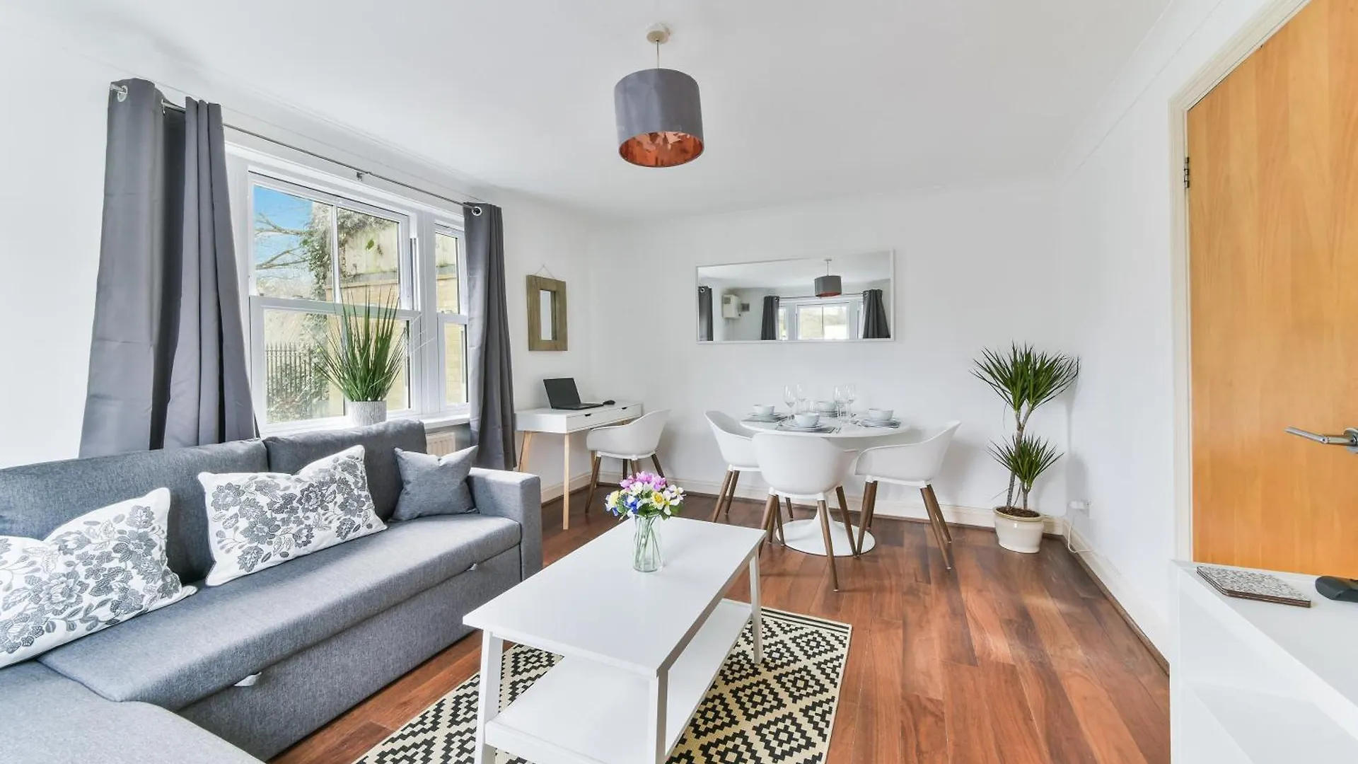 Fantastic Central Line City-Pad! location
